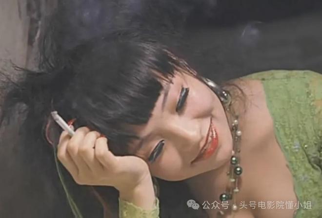 百花奖后台，一张明星群像抓拍照，暴露内娱的抱团取暖、人情世故
