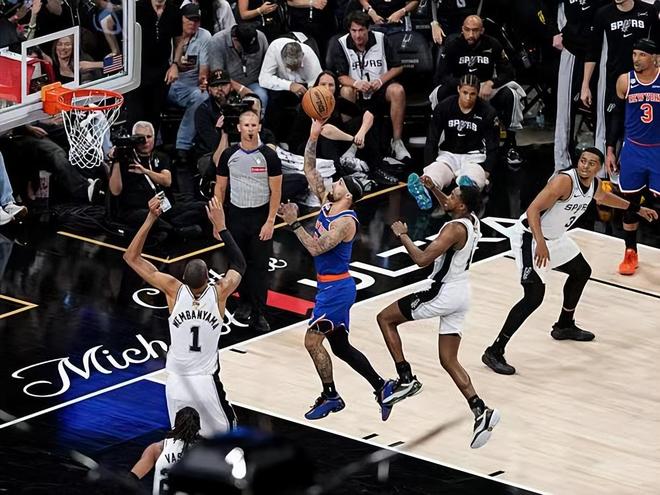 62岁马云现身NBA中国赛!猛拍成龙大腿 与贝克汉姆蔡崇信热聊