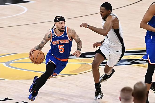 62岁马云现身NBA中国赛!猛拍成龙大腿 与贝克汉姆蔡崇信热聊