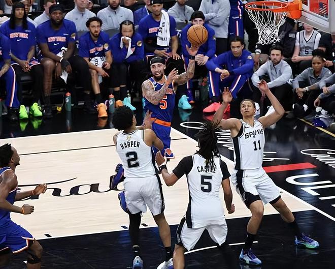 62岁马云现身NBA中国赛!猛拍成龙大腿 与贝克汉姆蔡崇信热聊