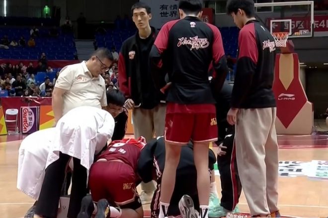 韩红风波升级!捐赠的救护车无牌照越野爬坡,官方回应大众不买账
