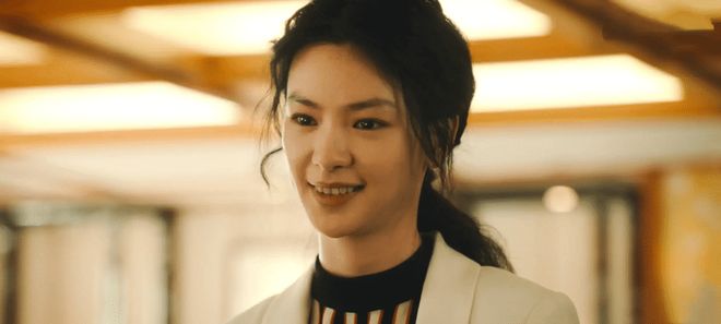 梅婷周雨彤同游追云海落日,天际被暖光染透,画面治愈感拉满