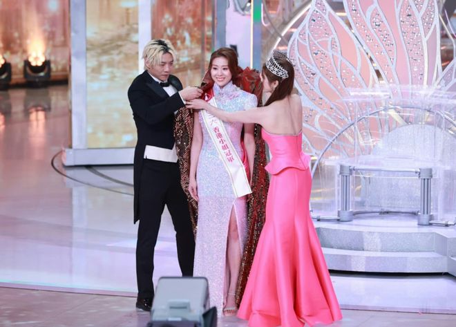 冯小刚花60万给女儿徐朵整牙,最后扔下一句:骨相不行,别演戏了